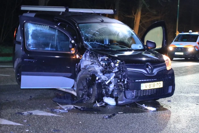 Bestelbusje en auto botsen op kruising