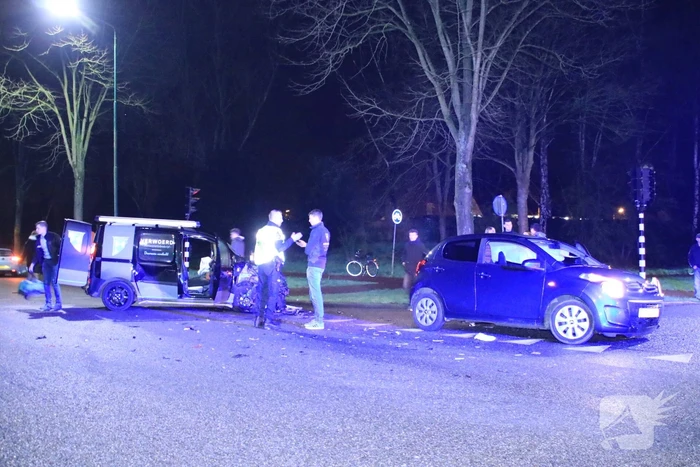 Bestelbusje en auto botsen op kruising