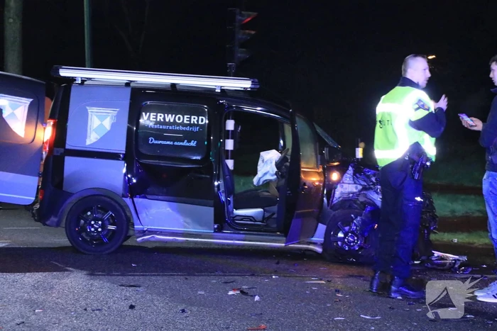 Bestelbusje en auto botsen op kruising
