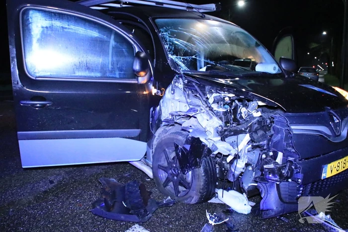 Bestelbusje en auto botsen op kruising