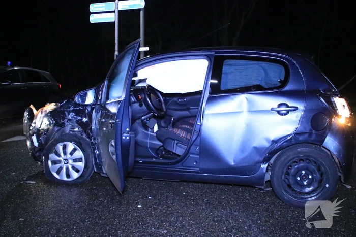 Bestelbusje en auto botsen op kruising