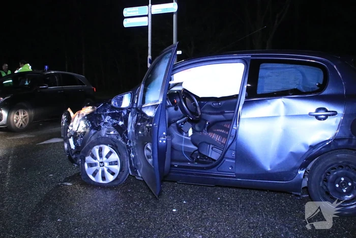 Bestelbusje en auto botsen op kruising