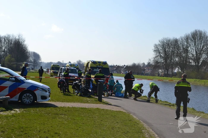 Oudere man op scootmobiel raakt te water