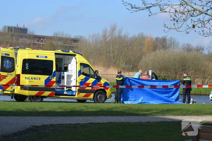 Oudere man op scootmobiel raakt te water