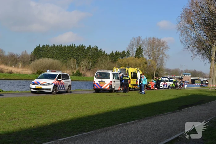 Oudere man op scootmobiel raakt te water