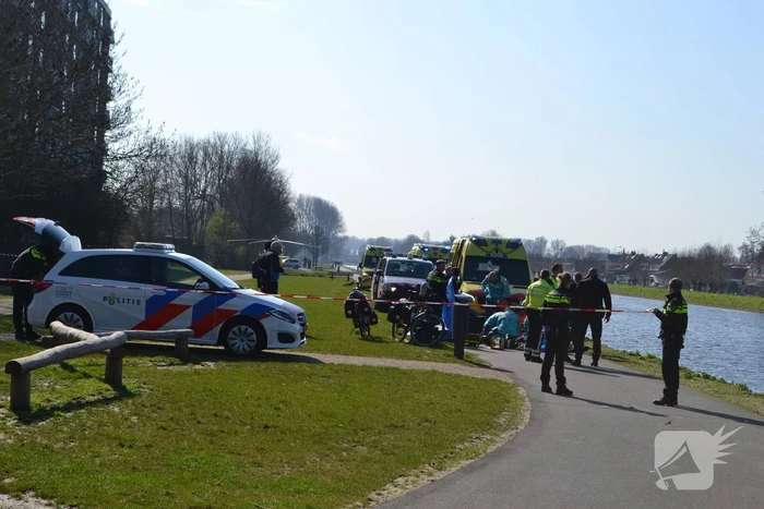 Oudere man op scootmobiel raakt te water