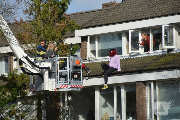 Persoon door brandweer van dak gehaald