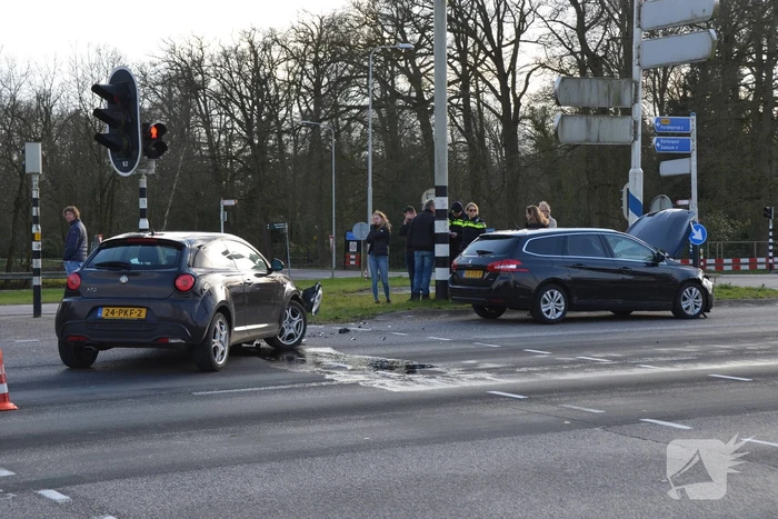Flinke schade na botsing tussen twee voertuigen