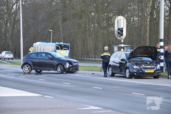 Flinke schade na botsing tussen twee voertuigen