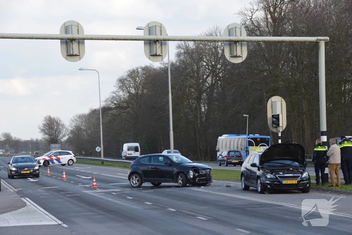 Flinke schade na botsing tussen twee voertuigen