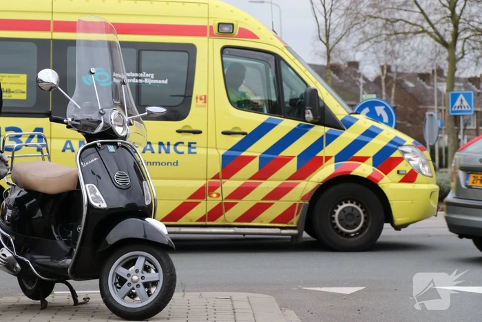 Scooterrijder in botsing met auto