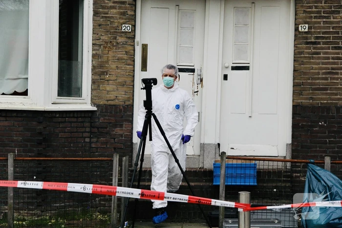Man zwaargewond na steekpartij in woning