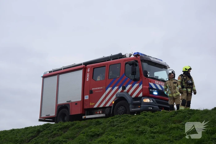 Auto in weiland volledig uitgebrand