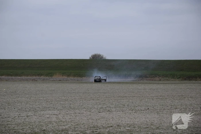 Auto in weiland volledig uitgebrand