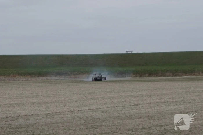 Auto in weiland volledig uitgebrand