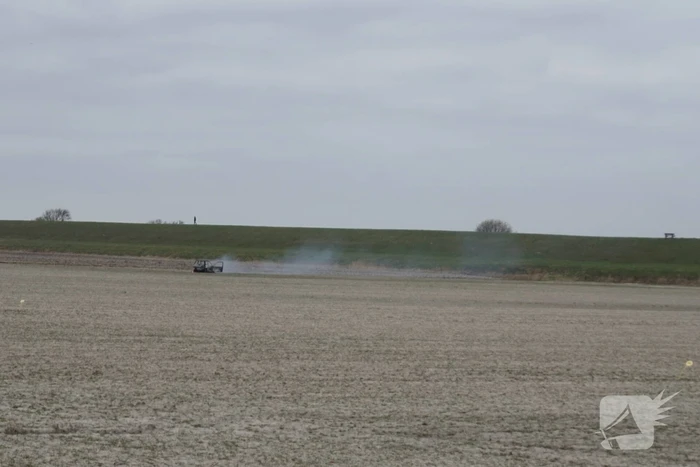 Auto in weiland volledig uitgebrand