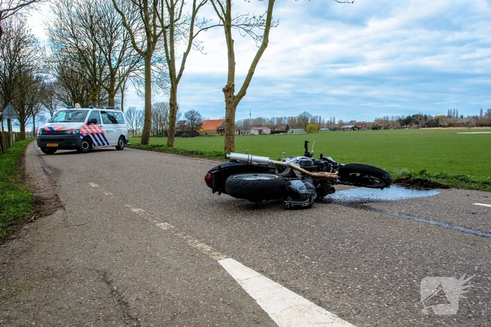 Motorrijder gewond na eenzijdig ongeval op dijk