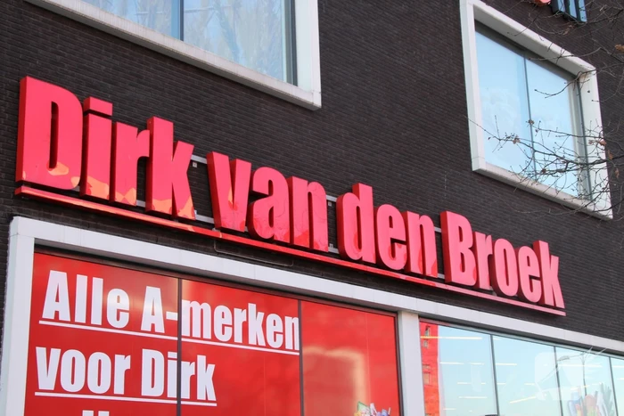 Persoon gewond bij steekpartij supermarkt Dirk van den Broek