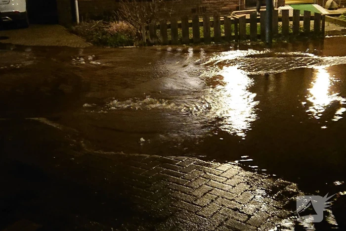 Water spuit uit de grond na leidingbreuk