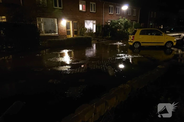 Water spuit uit de grond na leidingbreuk