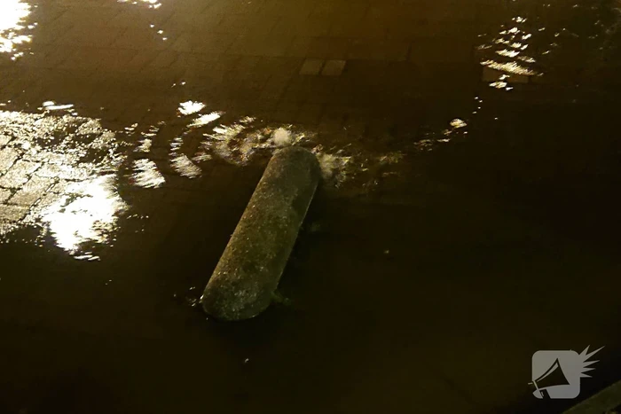 Water spuit uit de grond na leidingbreuk