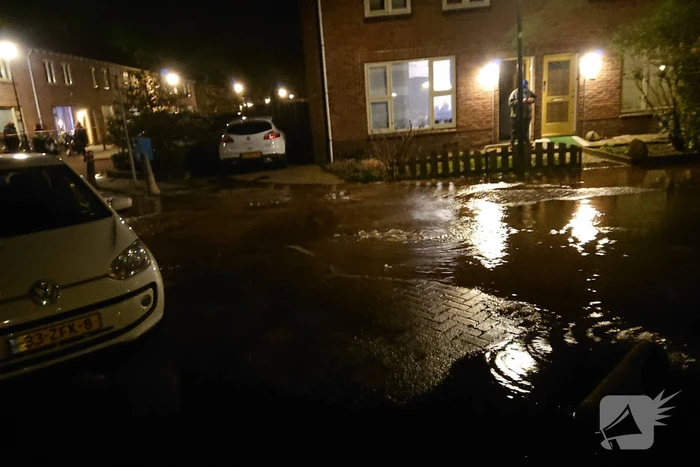 Water spuit uit de grond na leidingbreuk