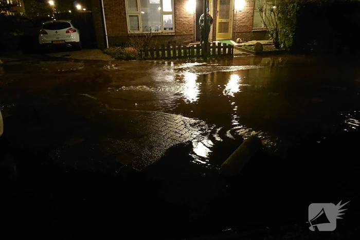 Water spuit uit de grond na leidingbreuk