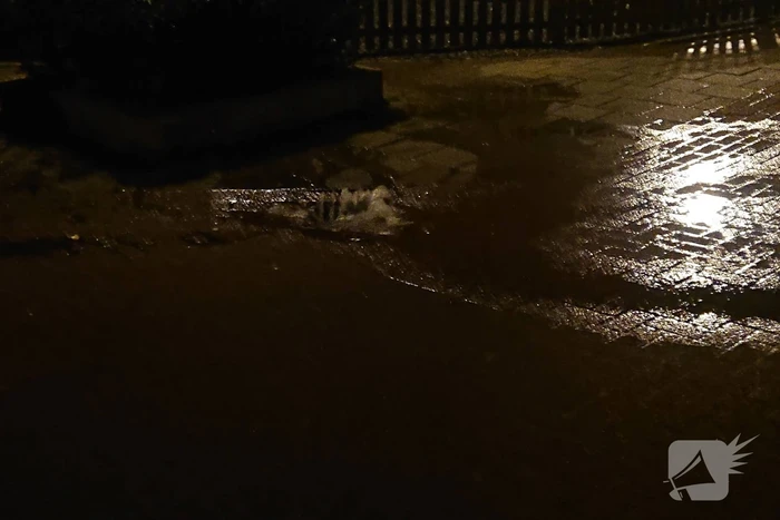 Water spuit uit de grond na leidingbreuk
