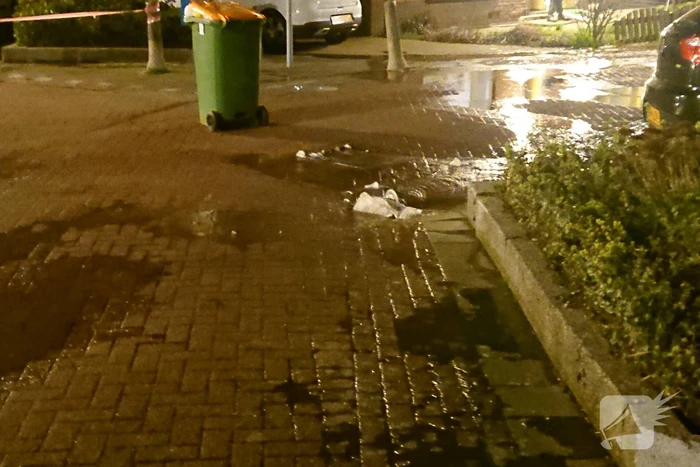 Water spuit uit de grond na leidingbreuk