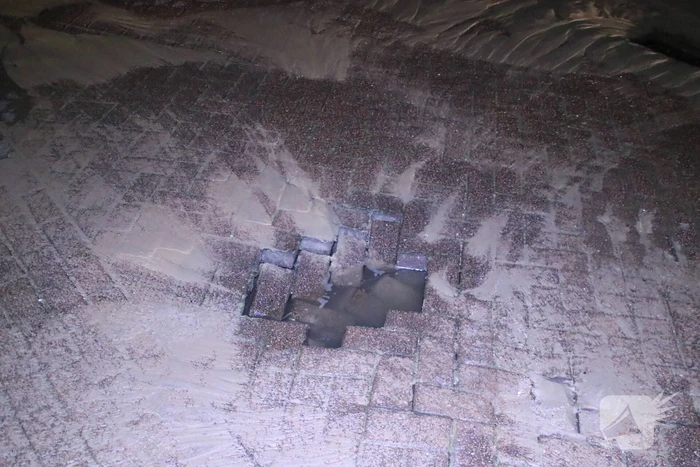 Water spuit uit de grond na leidingbreuk
