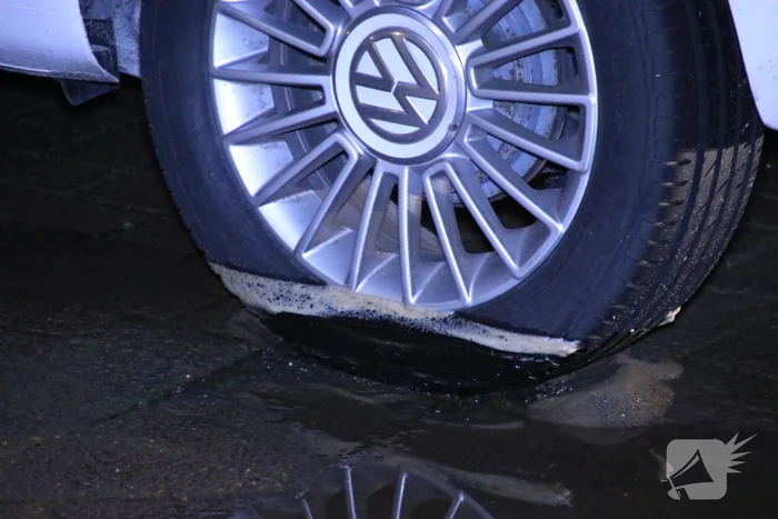 Water spuit uit de grond na leidingbreuk