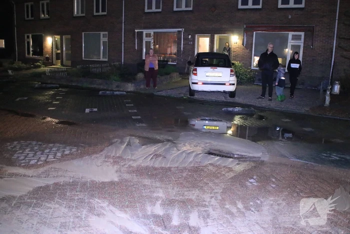 Water spuit uit de grond na leidingbreuk