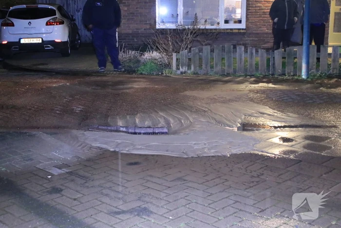 Water spuit uit de grond na leidingbreuk