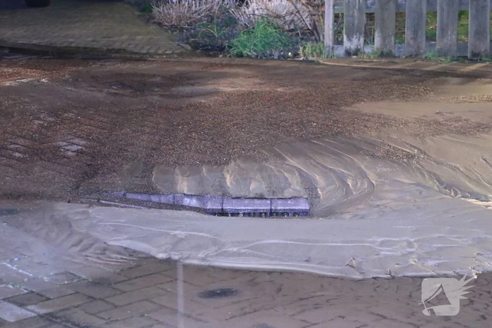 Water spuit uit de grond na leidingbreuk