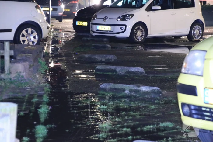Water spuit uit de grond na leidingbreuk