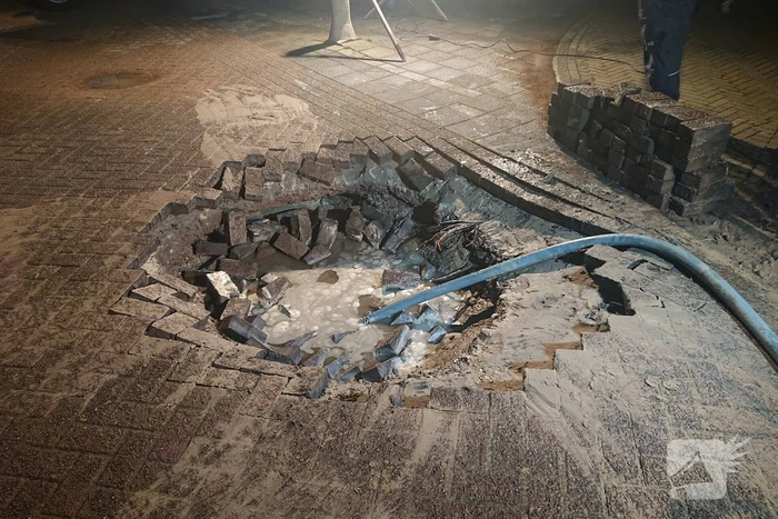 Water spuit uit de grond na leidingbreuk