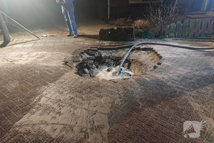 Water spuit uit de grond na leidingbreuk