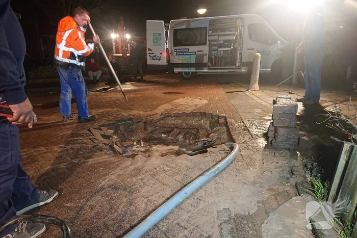Water spuit uit de grond na leidingbreuk