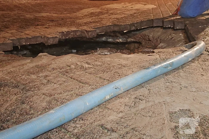 Water spuit uit de grond na leidingbreuk