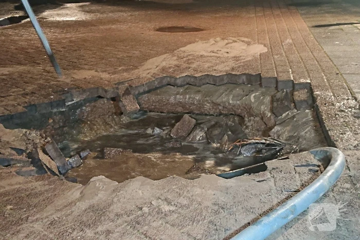 Water spuit uit de grond na leidingbreuk