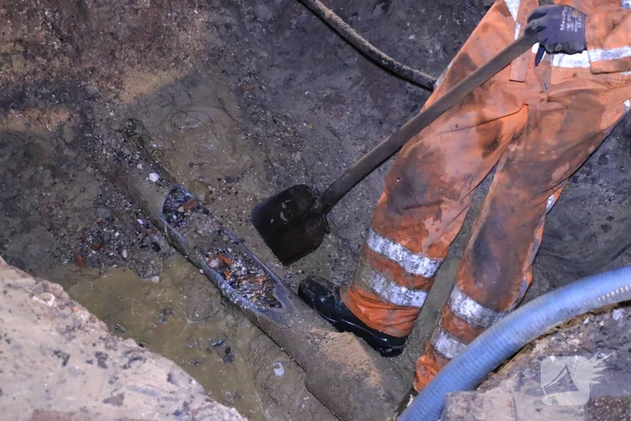 Water spuit uit de grond na leidingbreuk