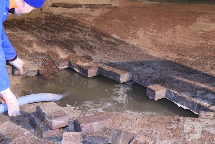 Water spuit uit de grond na leidingbreuk