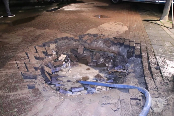 Water spuit uit de grond na leidingbreuk