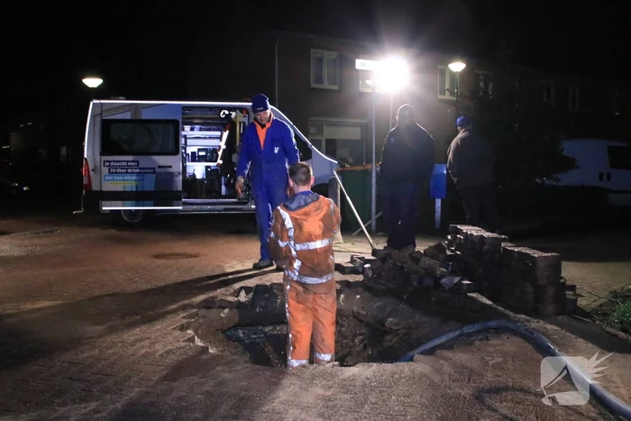 Water spuit uit de grond na leidingbreuk