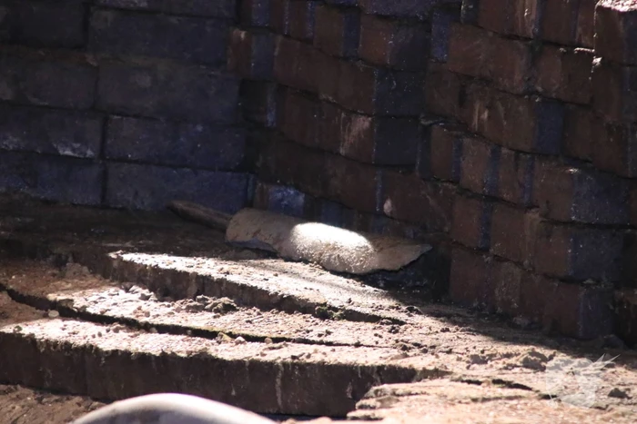 Water spuit uit de grond na leidingbreuk