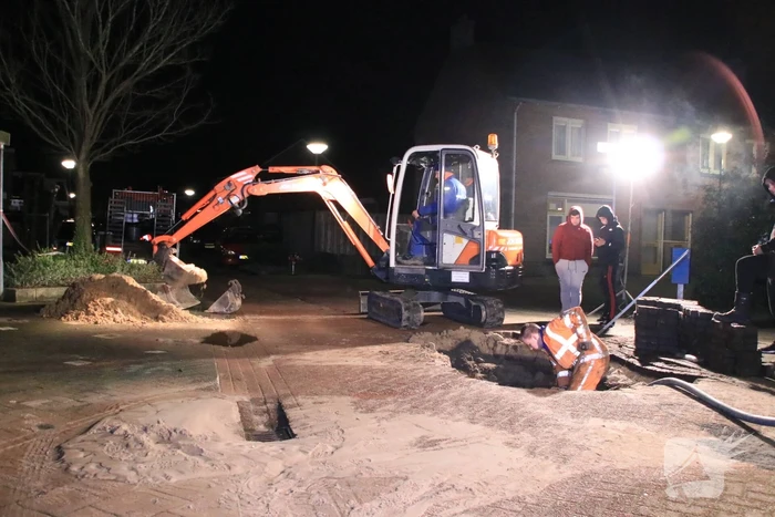 Water spuit uit de grond na leidingbreuk