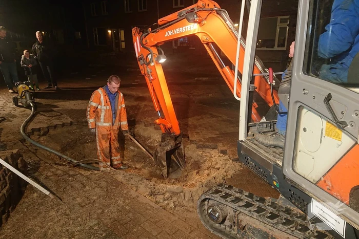 Water spuit uit de grond na leidingbreuk