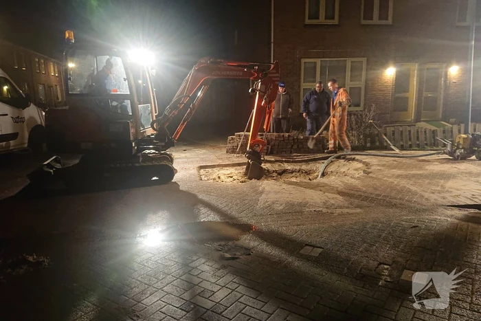 Water spuit uit de grond na leidingbreuk