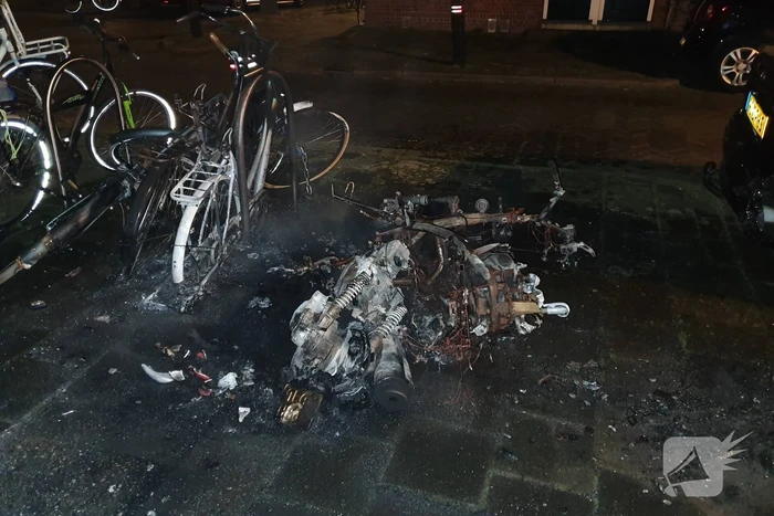 Scooter verwoest door brand