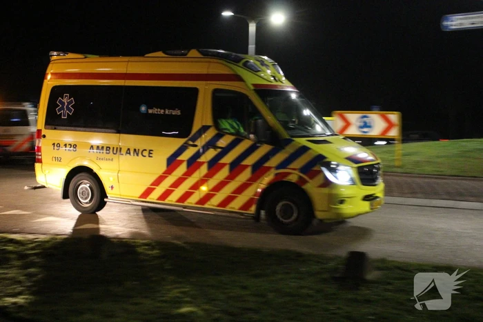 Auto vliegt uit de bocht op rotonde